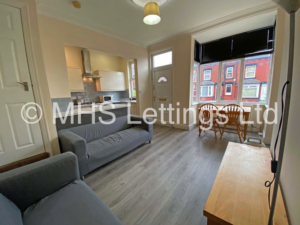 Photo of 3 Bedroom Mid Terraced House in 34 Beechwood Mount, Leeds, LS4 2NQ