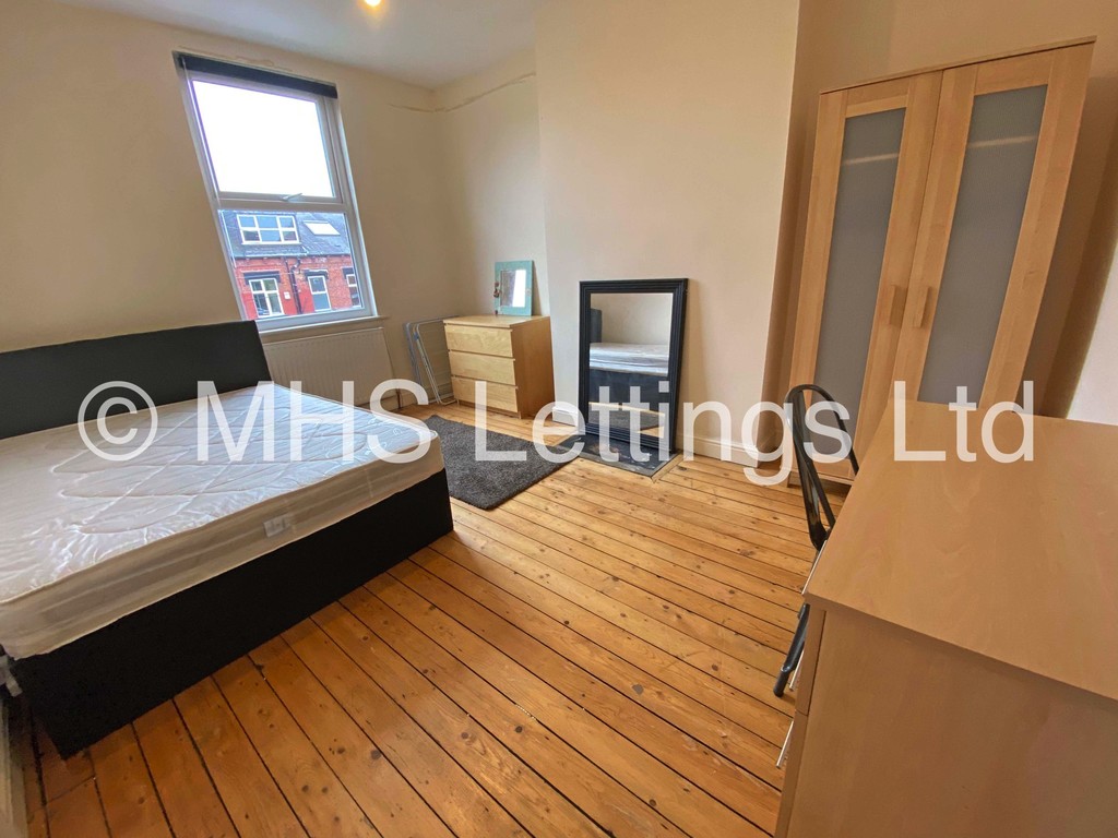 Photo of 3 Bedroom Mid Terraced House in 34 Beechwood Mount, Leeds, LS4 2NQ