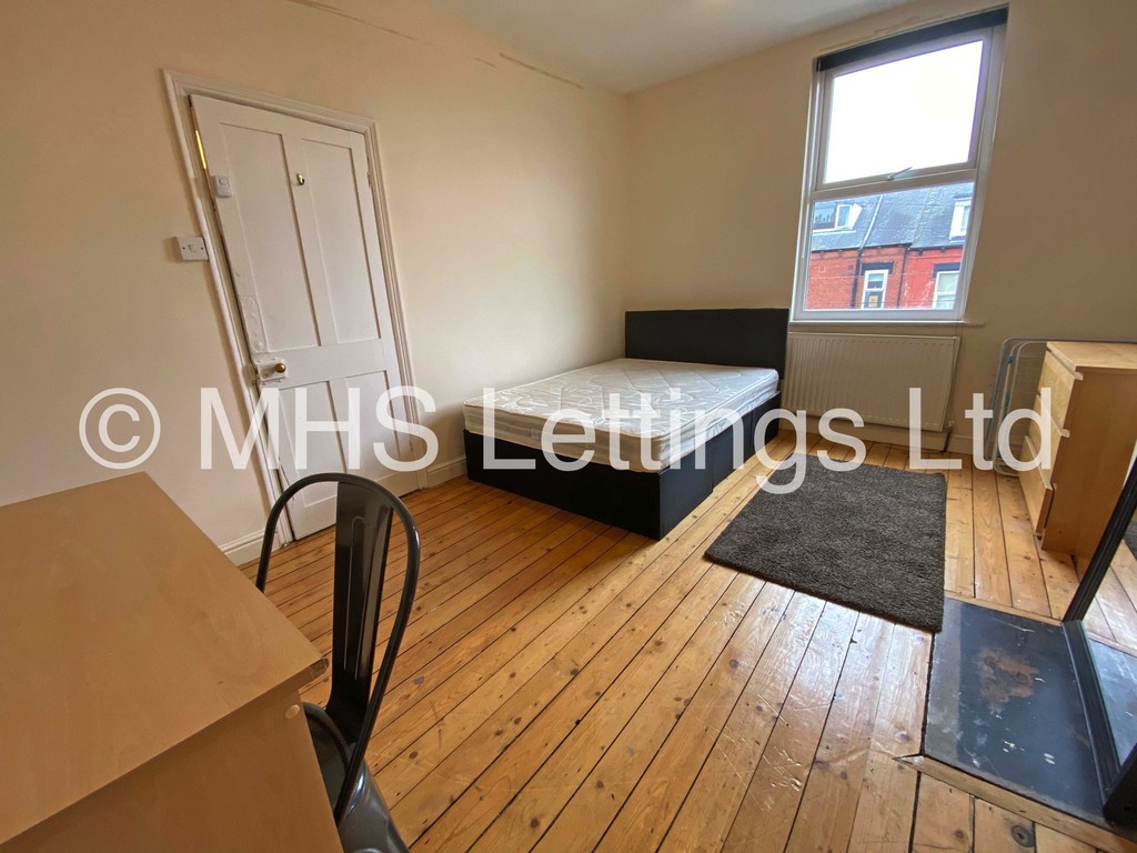 Photo of 3 Bedroom Mid Terraced House in 34 Beechwood Mount, Leeds, LS4 2NQ