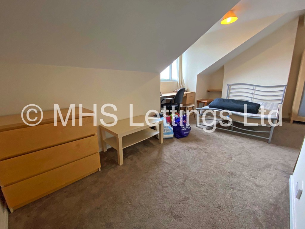 Photo of 3 Bedroom Mid Terraced House in 34 Beechwood Mount, Leeds, LS4 2NQ