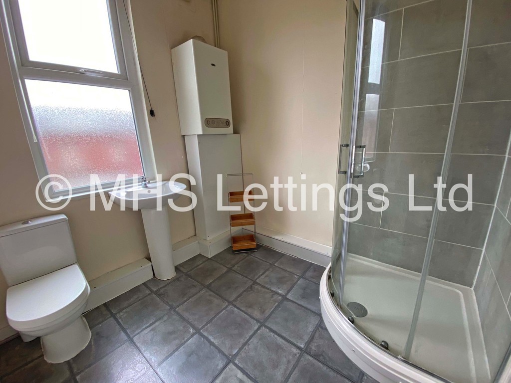 Photo of 3 Bedroom Mid Terraced House in 34 Beechwood Mount, Leeds, LS4 2NQ