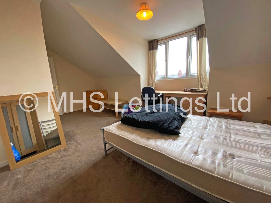 Photo of 3 Bedroom Mid Terraced House in 34 Beechwood Mount, Leeds, LS4 2NQ