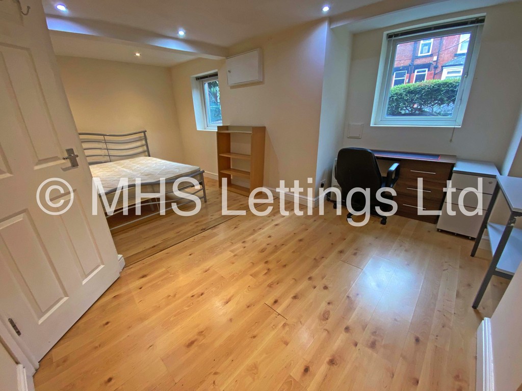 Photo of 3 Bedroom Mid Terraced House in 34 Beechwood Mount, Leeds, LS4 2NQ
