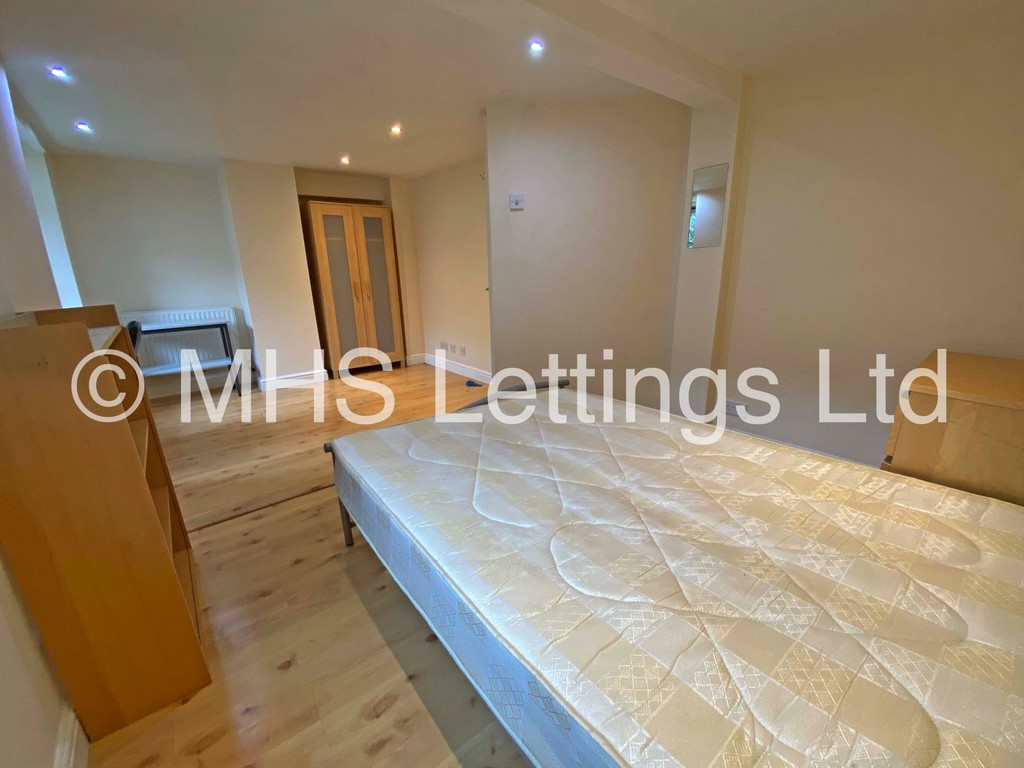 Photo of 3 Bedroom Mid Terraced House in 34 Beechwood Mount, Leeds, LS4 2NQ