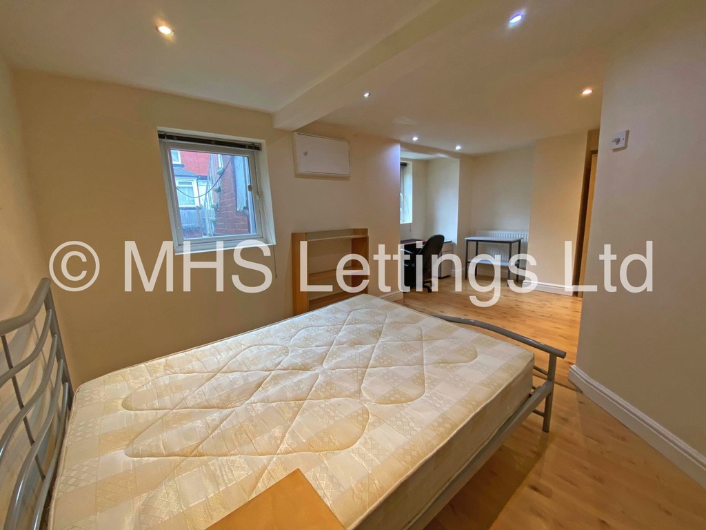 Photo of 3 Bedroom Mid Terraced House in 34 Beechwood Mount, Leeds, LS4 2NQ