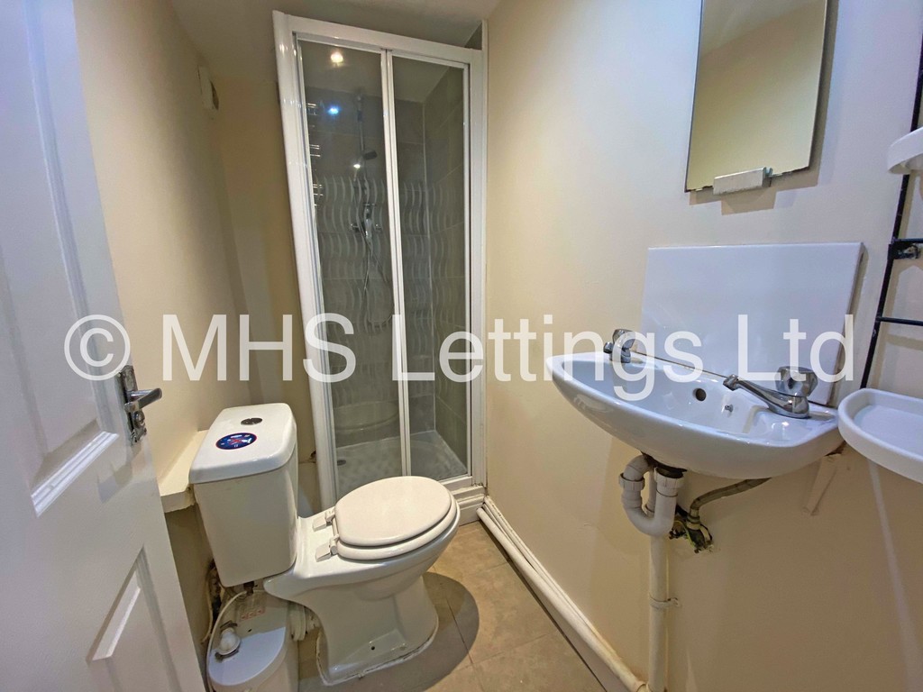 Photo of 3 Bedroom Mid Terraced House in 34 Beechwood Mount, Leeds, LS4 2NQ