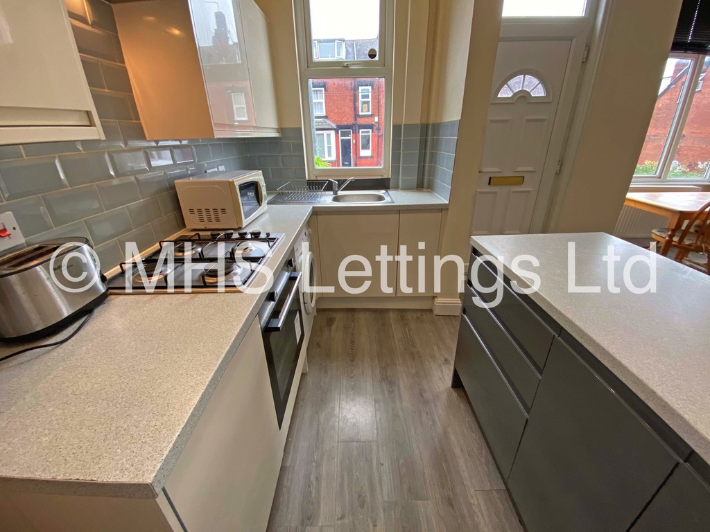 Photo of 3 Bedroom Mid Terraced House in 34 Beechwood Mount, Leeds, LS4 2NQ