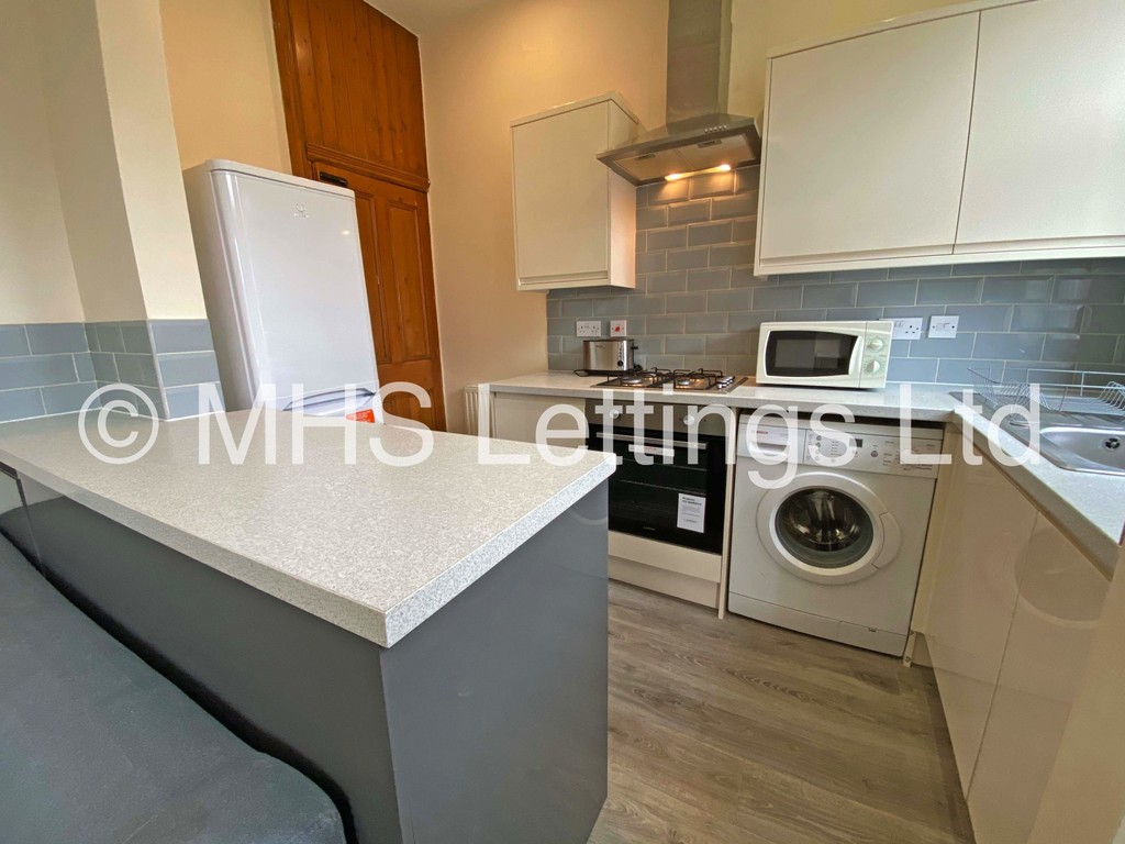Photo of 3 Bedroom Mid Terraced House in 34 Beechwood Mount, Leeds, LS4 2NQ