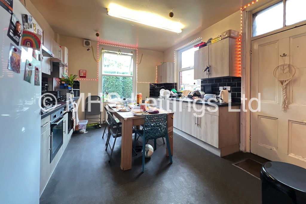 Photo of 6 Bedroom Mid Terraced House in 8 Regent Park Avenue, Leeds, LS6 2AU