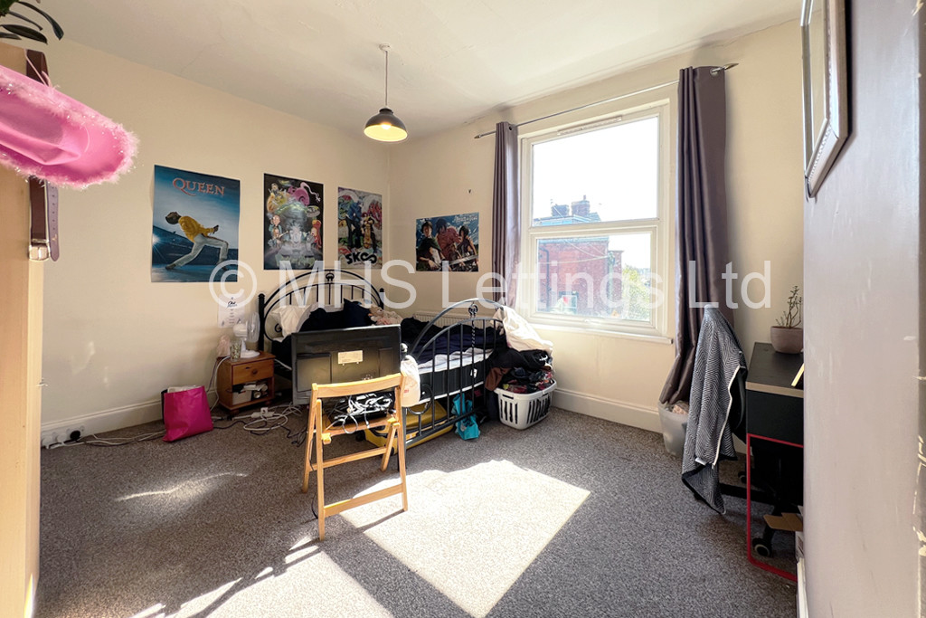 Photo of 4 Bedroom Mid Terraced House in 20 Broomfield Terrace, Leeds, LS6 3DQ