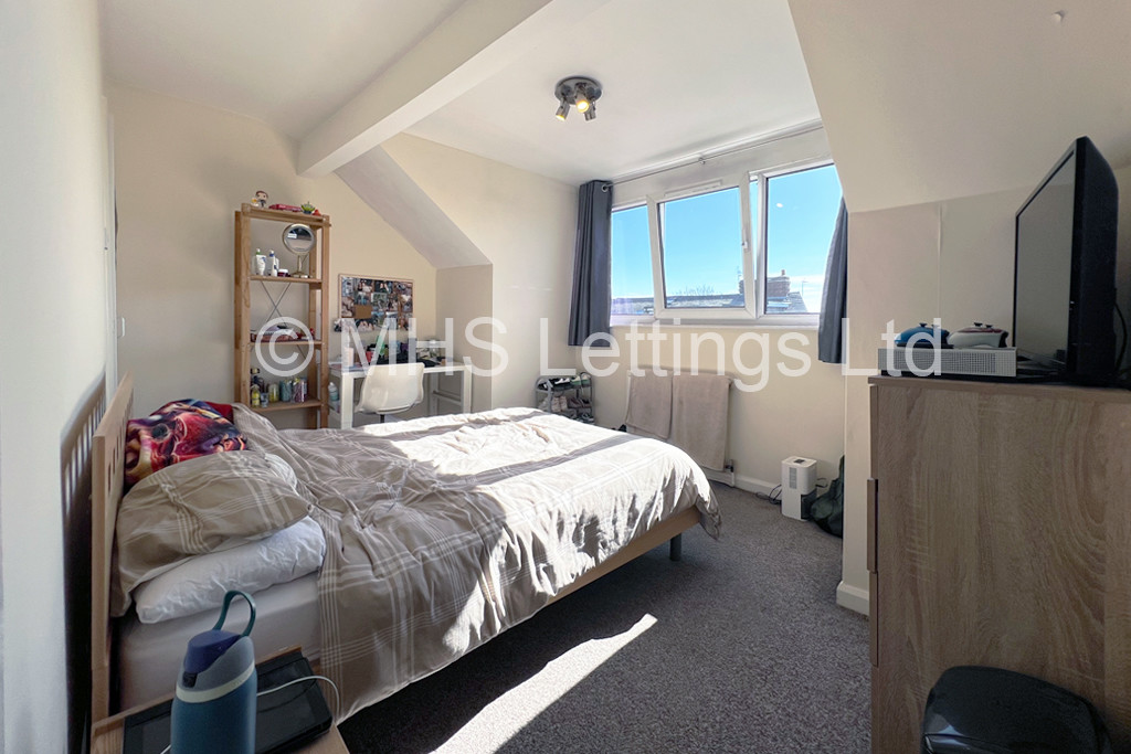 Photo of 4 Bedroom Mid Terraced House in 20 Broomfield Terrace, Leeds, LS6 3DQ