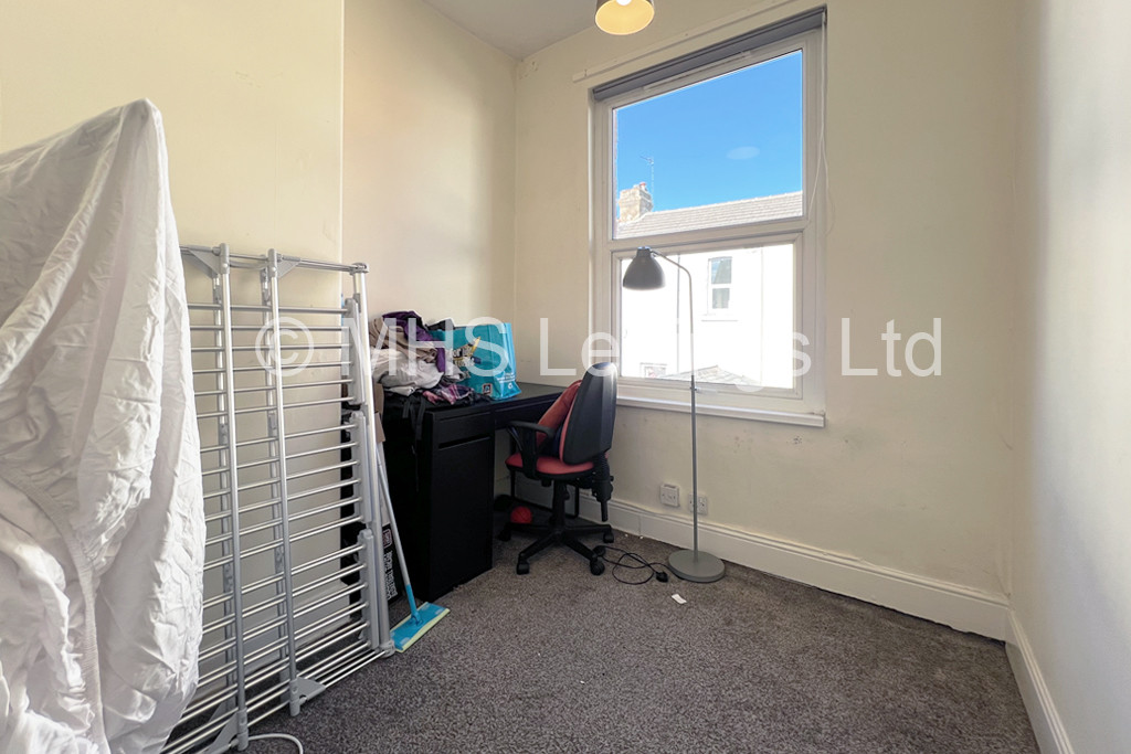 Photo of 4 Bedroom Mid Terraced House in 20 Broomfield Terrace, Leeds, LS6 3DQ