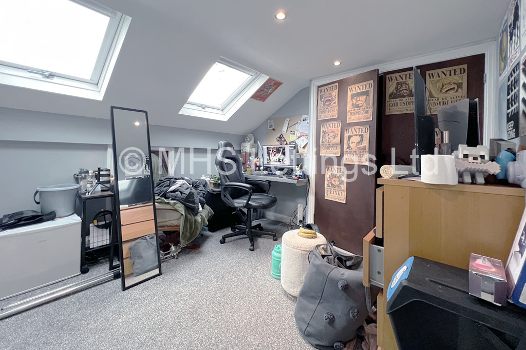 Photo of 1 Bedroom Bedsit in Room 8, 4 Midland Road, Leeds, LS6 1BQ