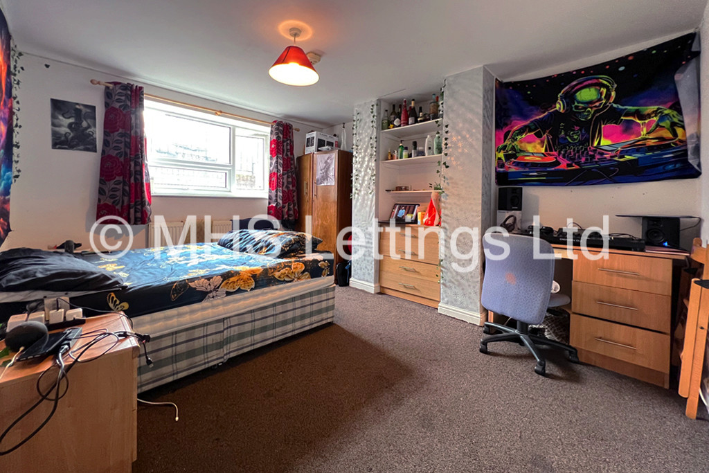 Photo of 4 Bedroom Mid Terraced House in 26 Mayville Avenue, Leeds, LS6 1NQ