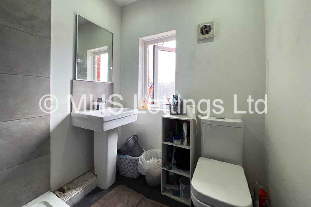 Photo of 4 Bedroom Mid Terraced House in 26 Mayville Avenue, Leeds, LS6 1NQ