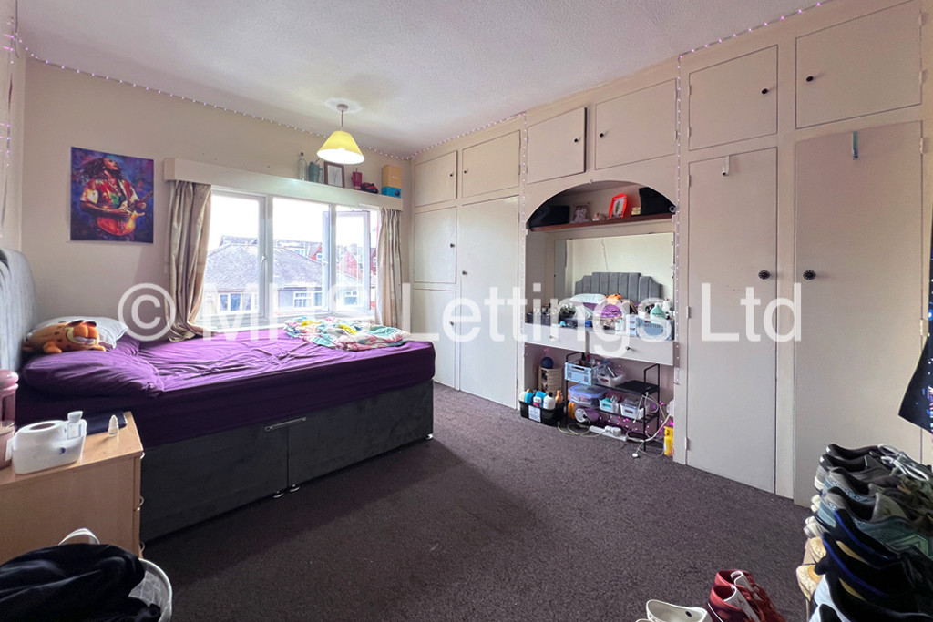 Photo of 4 Bedroom Mid Terraced House in 26 Mayville Avenue, Leeds, LS6 1NQ
