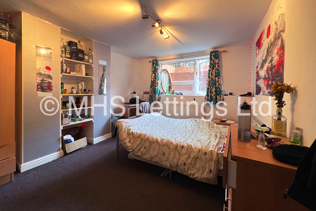 Photo of 4 Bedroom Mid Terraced House in 26 Mayville Avenue, Leeds, LS6 1NQ