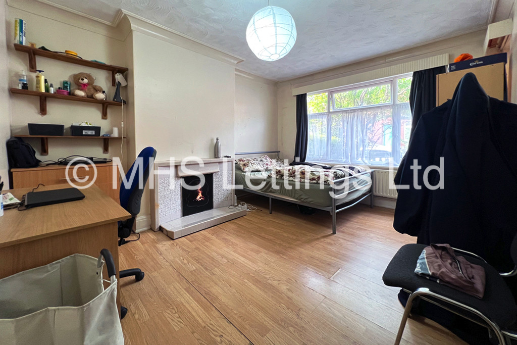 Photo of 4 Bedroom Mid Terraced House in 26 Mayville Avenue, Leeds, LS6 1NQ