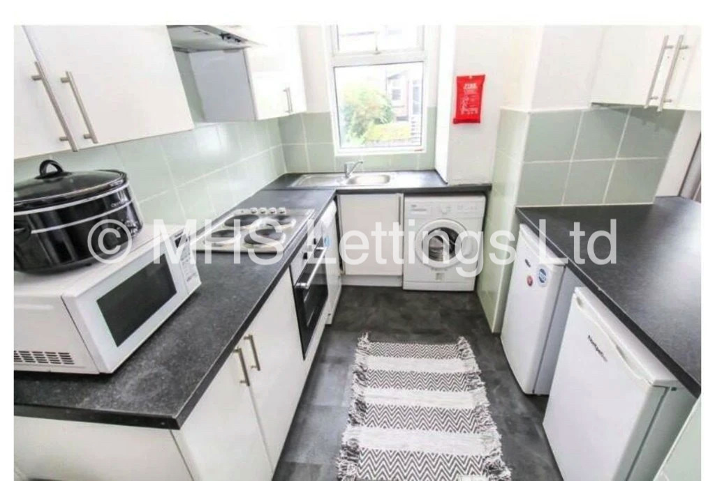 Photo of 4 Bedroom Mid Terraced House in 22 St. Anns Mount, Leeds, LS4 2PH