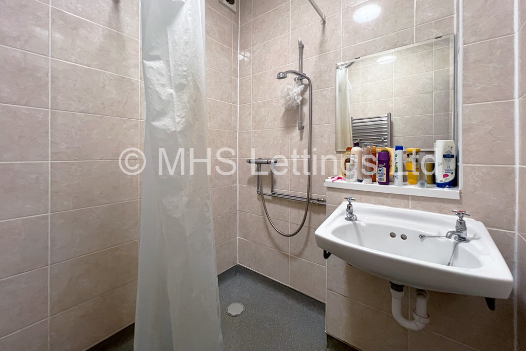 Photo of 1 Bedroom Bedsit in Studio 1, 2 Midland Road, Leeds, LS6 1BQ