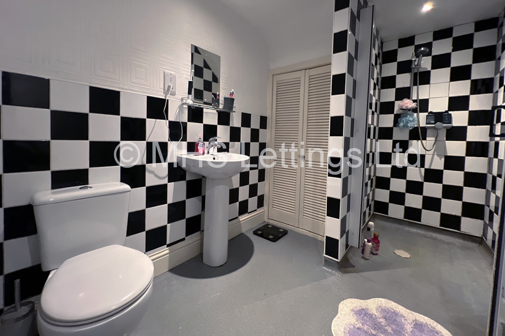Photo of 2 Bedroom Ground Floor Flat in Flat 1, 239 Hyde Park Road, Leeds, LS6 1AG