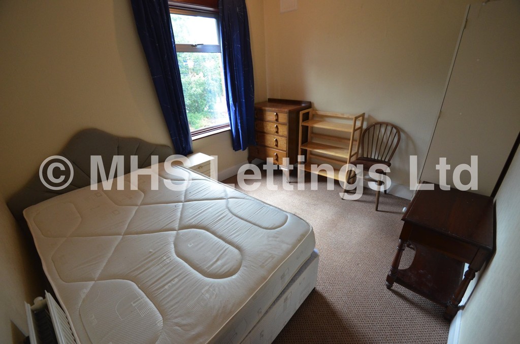 Photo of 6 Bedroom Semi-Detached House in 51 St. Michaels Lane, Leeds, LS6 3BR