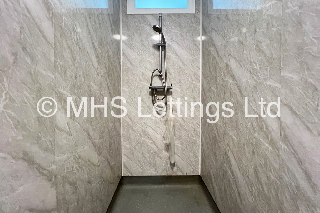 Photo of 1 Bedroom Bedsit in Studio 5, 4 Midland Road, Leeds, LS6 1BQ