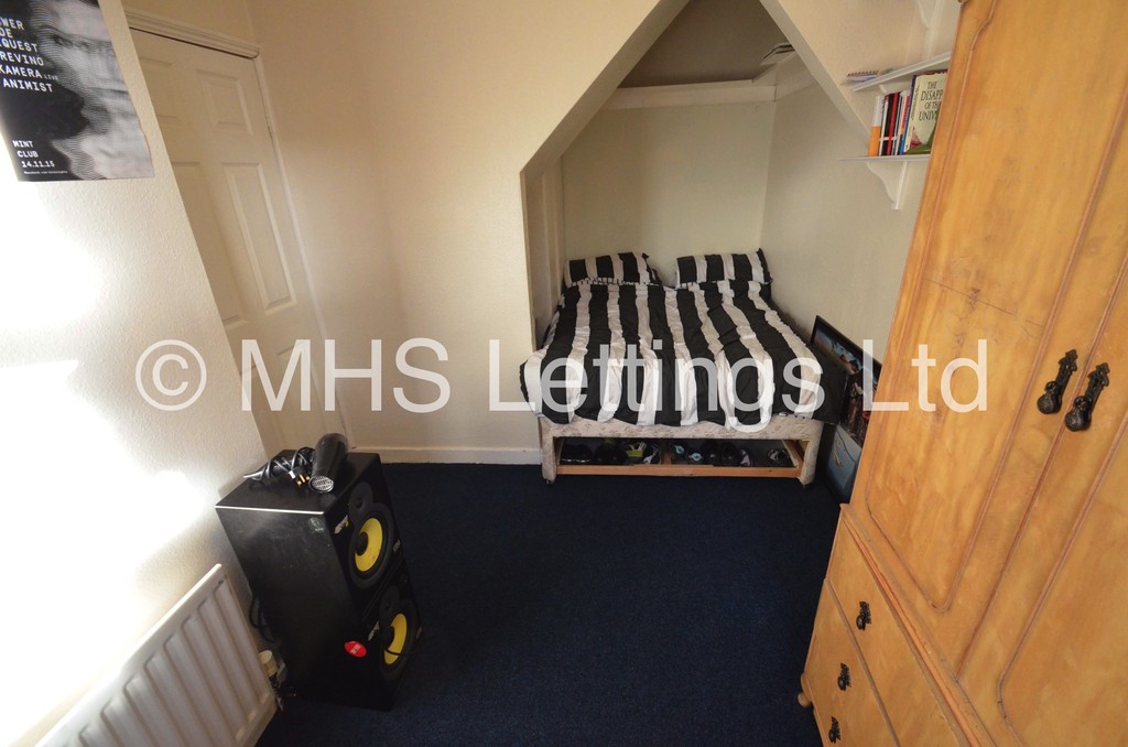 Photo of 1 Bedroom Mid Terraced House in Double Room, 15 Hessle View, Leeds, LS6 1ER