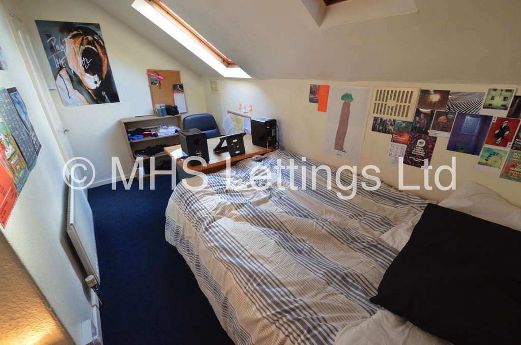 Photo of 1 Bedroom Mid Terraced House in Double Room, 15 Hessle View, Leeds, LS6 1ER