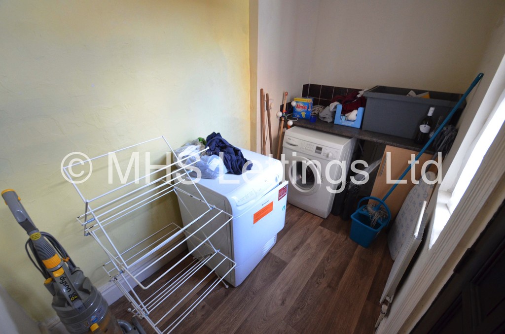 Photo of 1 Bedroom Mid Terraced House in Double Room, 15 Hessle View, Leeds, LS6 1ER