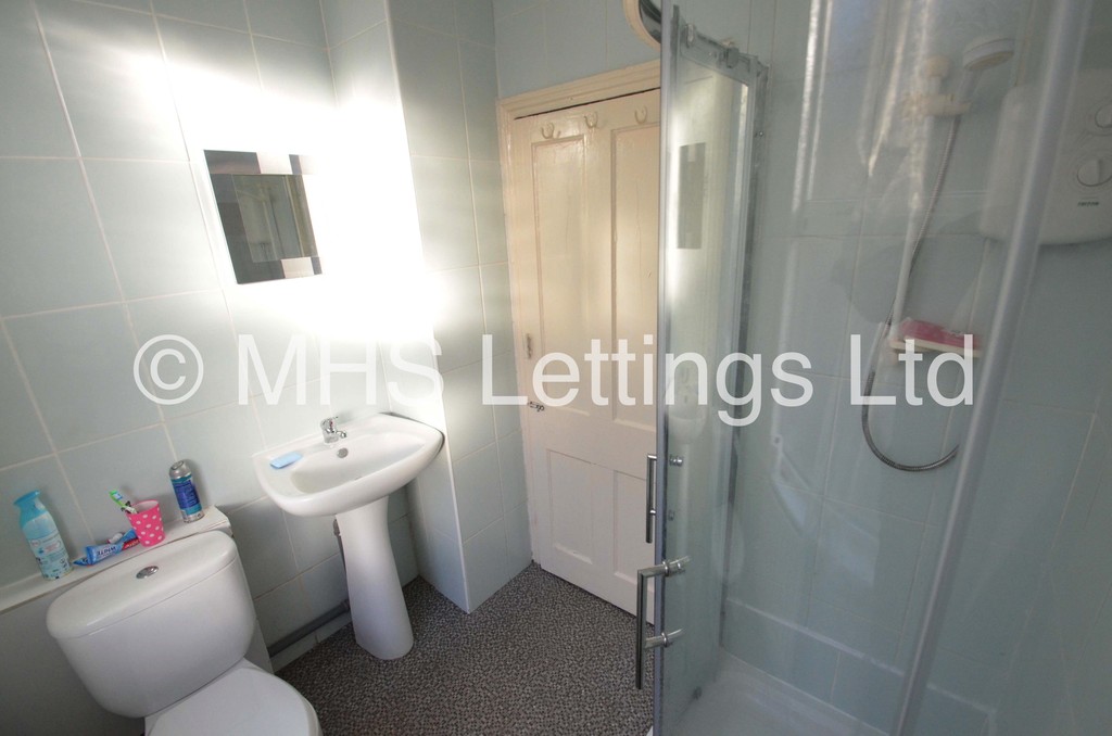 Photo of 1 Bedroom Mid Terraced House in Double Room, 15 Hessle View, Leeds, LS6 1ER