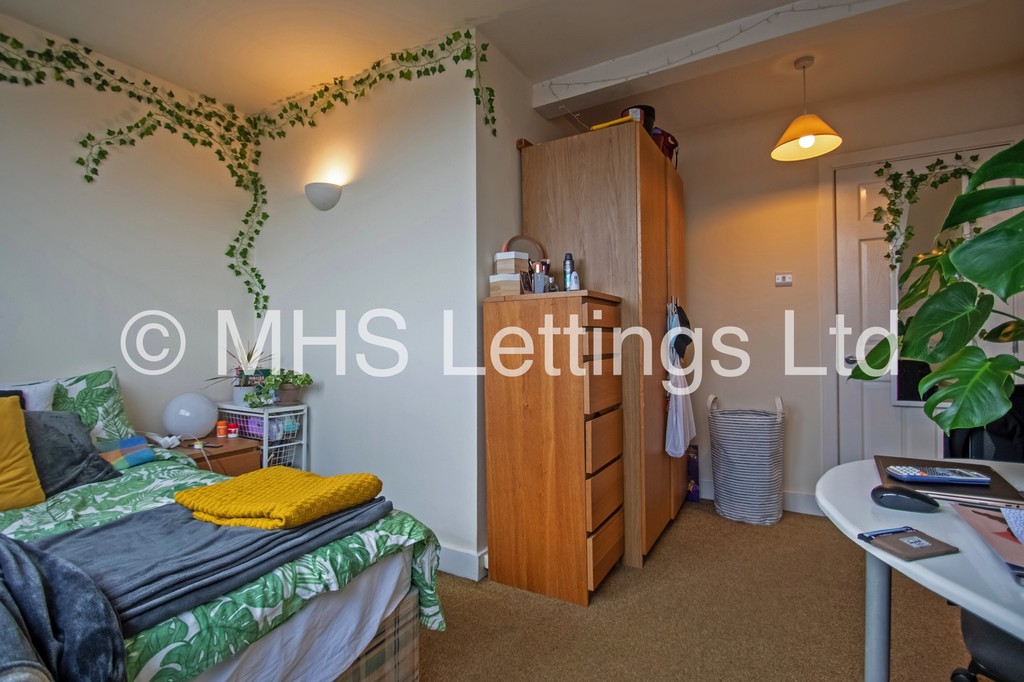 Photo of 1 Bedroom Mid Terraced House in Double Room, 4 Ashville Terrace, Leeds, LS6 1LZ
