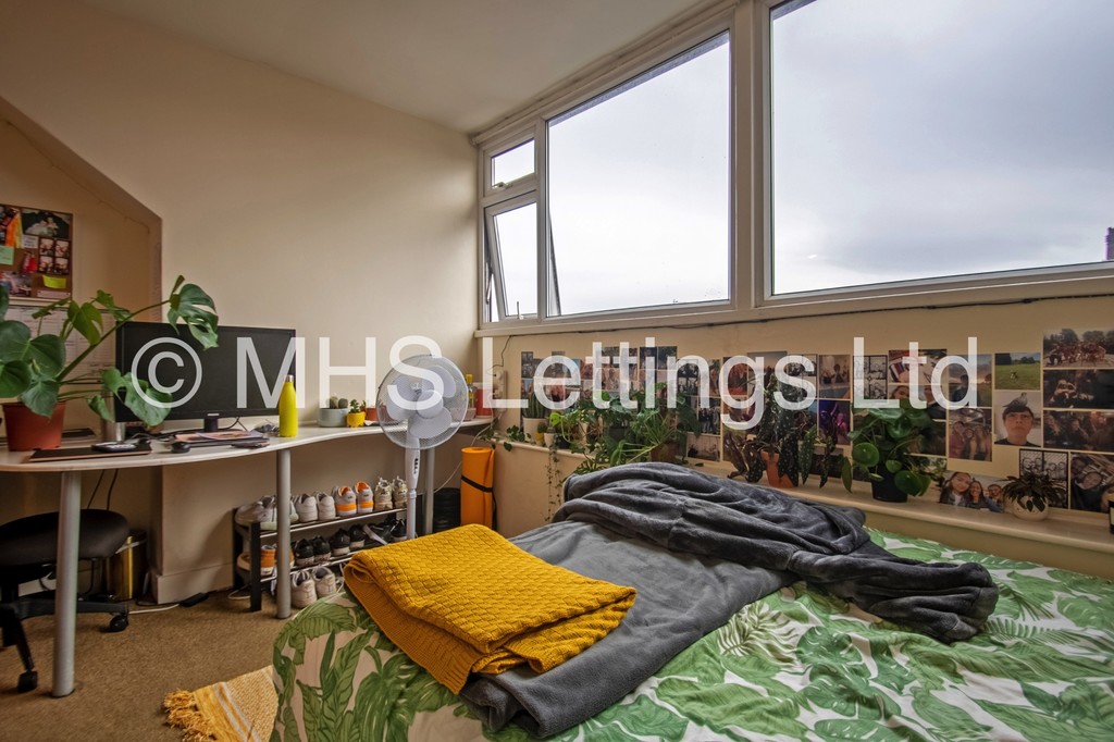 Photo of 1 Bedroom Mid Terraced House in Double Room, 4 Ashville Terrace, Leeds, LS6 1LZ