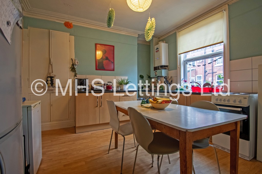 Photo of 1 Bedroom Mid Terraced House in Double Room, 4 Ashville Terrace, Leeds, LS6 1LZ