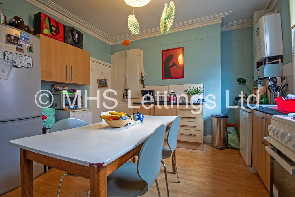 Photo of 1 Bedroom Mid Terraced House in Double Room, 4 Ashville Terrace, Leeds, LS6 1LZ