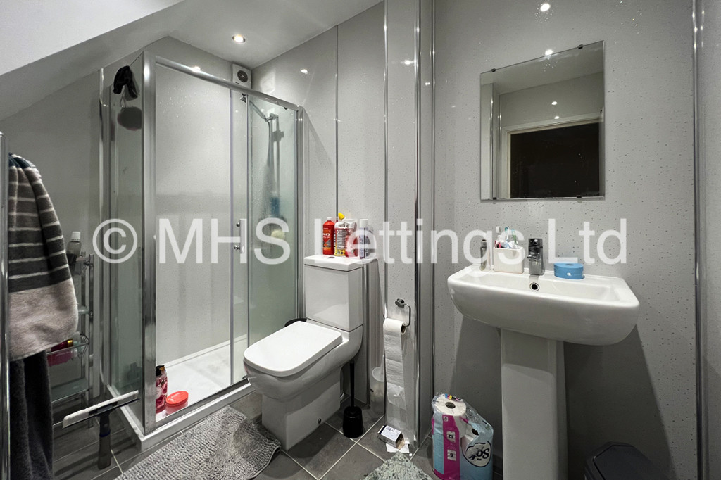 Photo of 1 Bedroom Mid Terraced House in Double Room, 4 Ashville Terrace, Leeds, LS6 1LZ