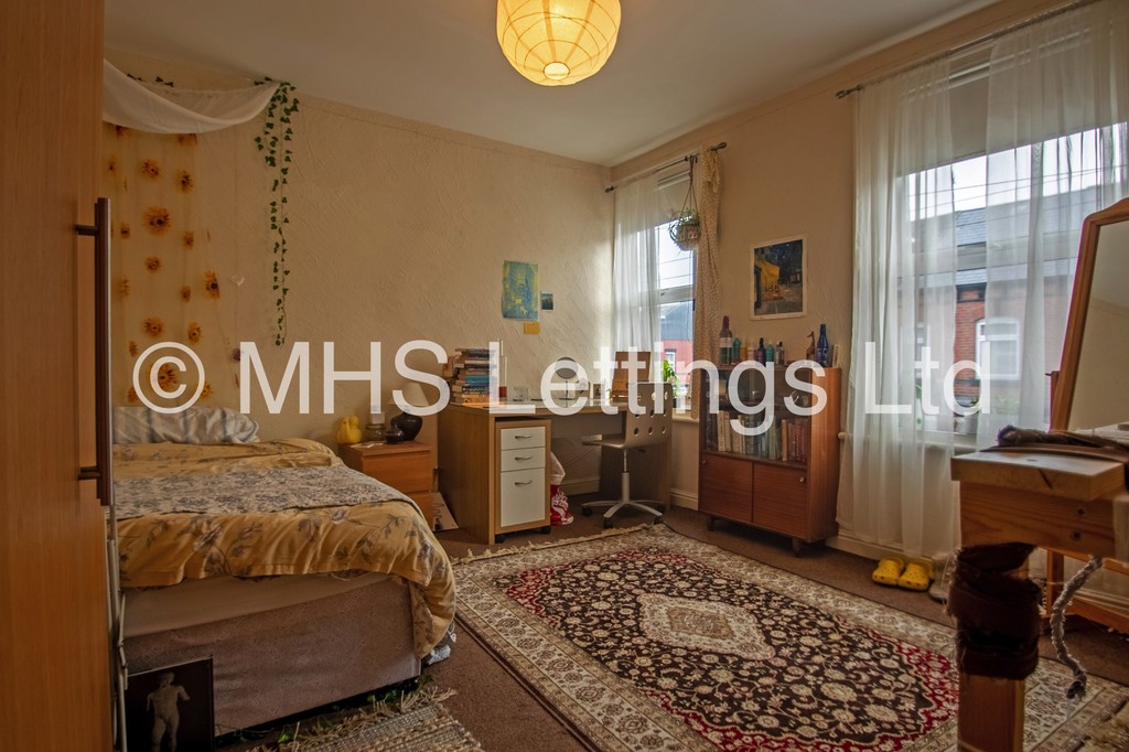 Photo of 1 Bedroom Mid Terraced House in Double Room, 4 Ashville Terrace, Leeds, LS6 1LZ