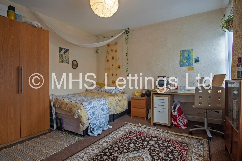 Photo of 1 Bedroom Mid Terraced House in Double Room, 4 Ashville Terrace, Leeds, LS6 1LZ