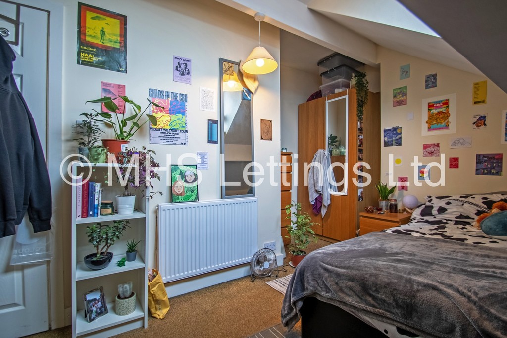 Photo of 1 Bedroom Mid Terraced House in Double Room, 4 Ashville Terrace, Leeds, LS6 1LZ
