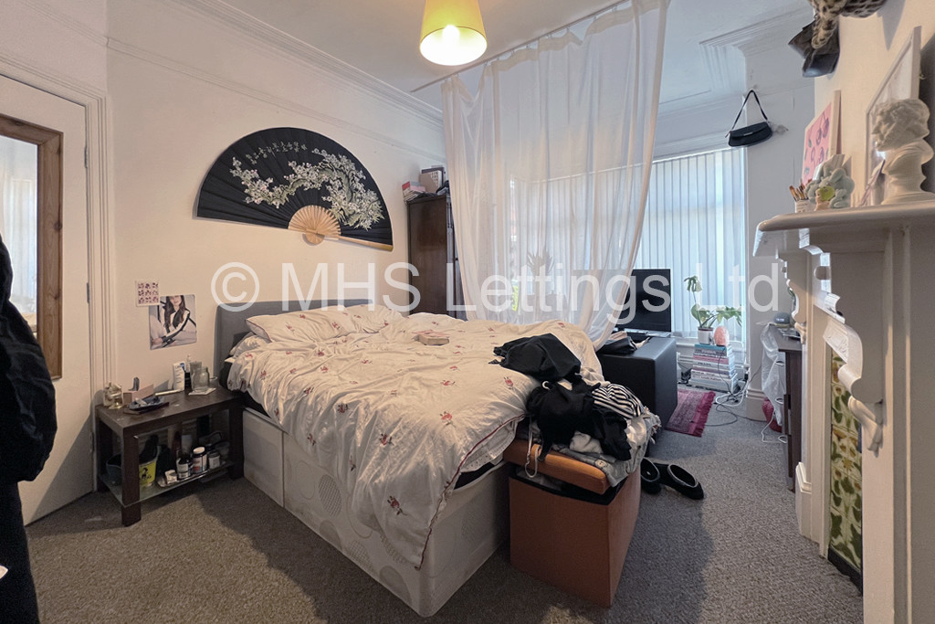 Photo of 6 Bedroom Mid Terraced House in 41 Headingley Avenue, Leeds, LS6 3ER