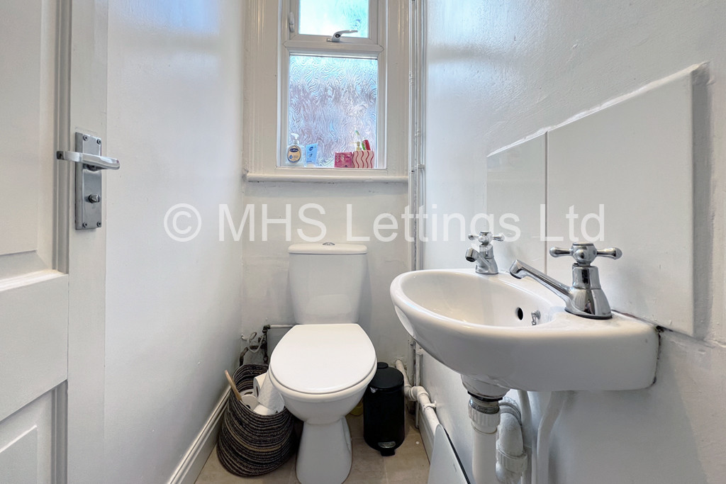 Photo of 5 Bedroom Mid Terraced House in 41 Headingley Avenue, Leeds, LS6 3ER