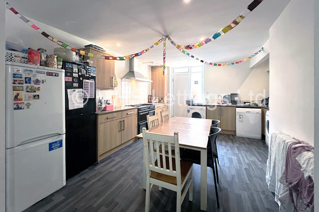 Photo of 5 Bedroom Mid Terraced House in 41 Headingley Avenue, Leeds, LS6 3ER