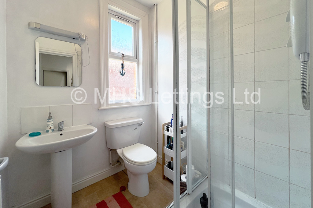 Photo of 4 Bedroom Mid Terraced House in 41 Headingley Avenue, Leeds, LS6 3ER