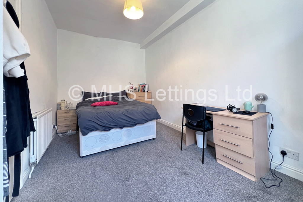 Photo of 4 Bedroom Mid Terraced House in 41 Headingley Avenue, Leeds, LS6 3ER