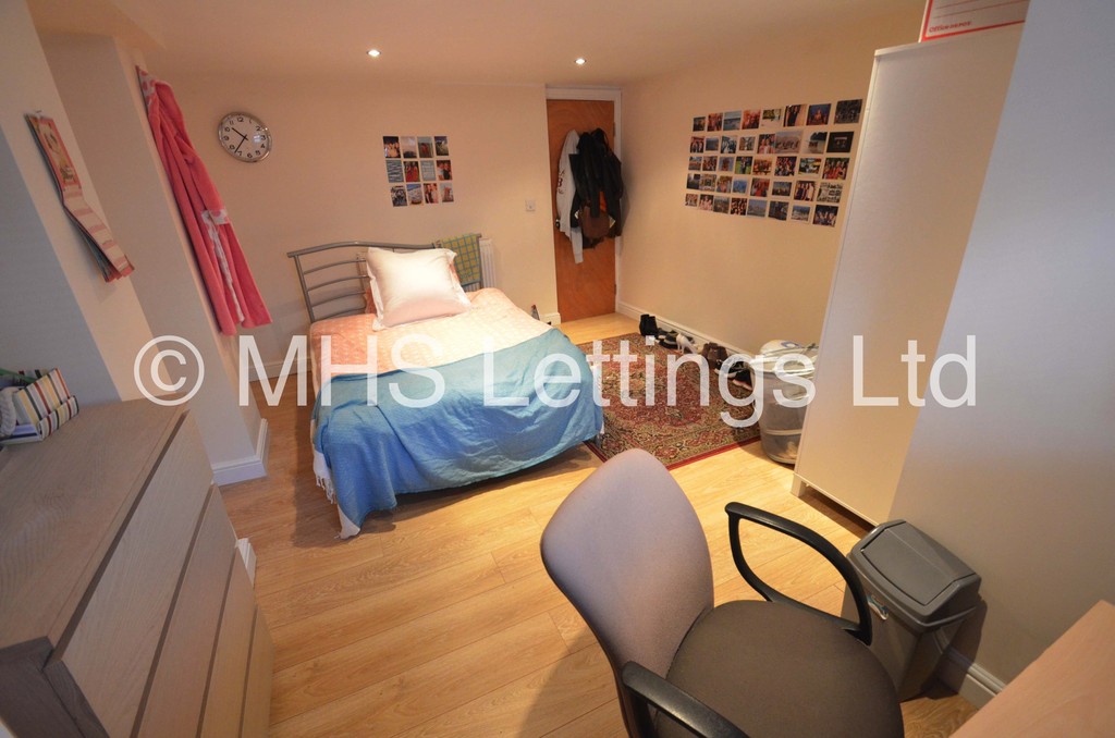 Photo of 6 Bedroom Detached House in 7 Pearson Terrace, Leeds, LS6 1HZ