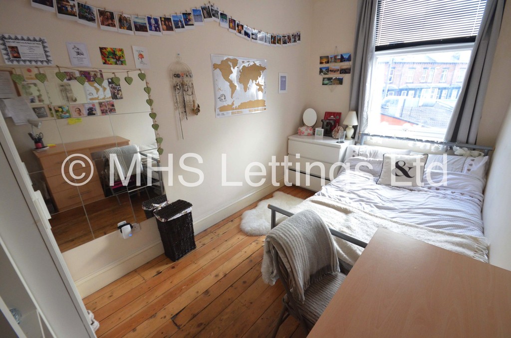 Photo of 6 Bedroom Detached House in 7 Pearson Terrace, Leeds, LS6 1HZ