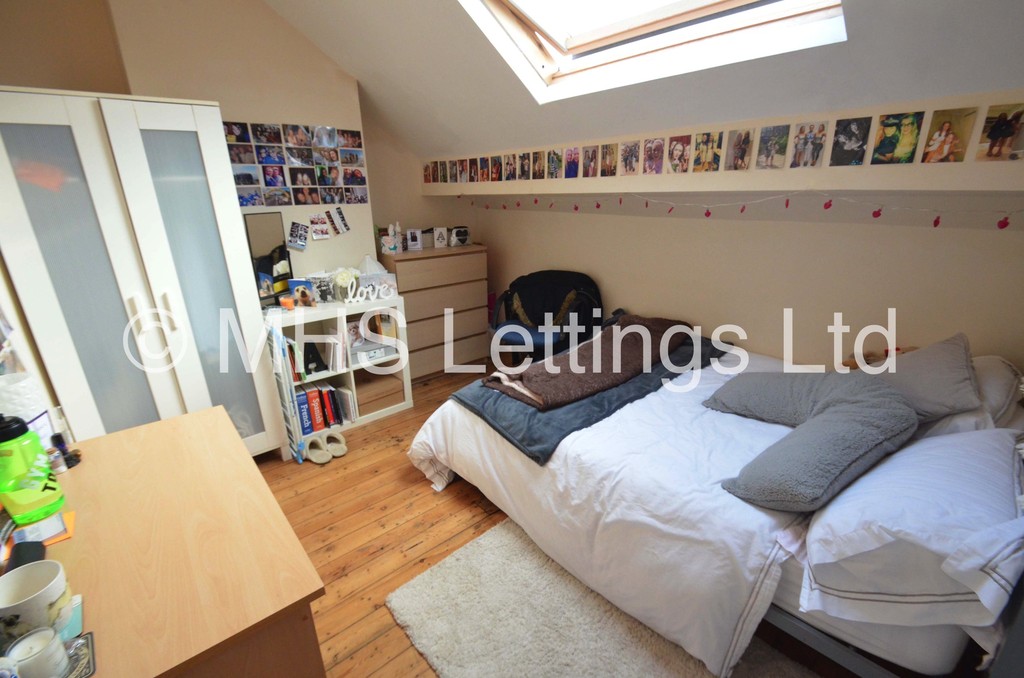 Photo of 6 Bedroom Detached House in 7 Pearson Terrace, Leeds, LS6 1HZ