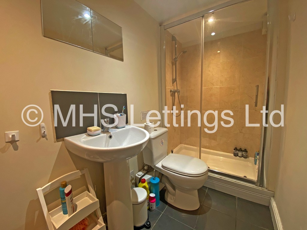 Photo of 6 Bedroom Detached House in 7 Pearson Terrace, Leeds, LS6 1HZ