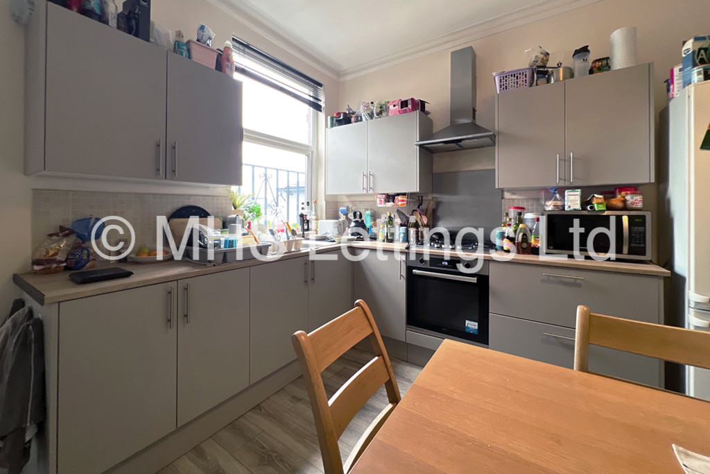 Photo of 6 Bedroom Detached House in 7 Pearson Terrace, Leeds, LS6 1HZ