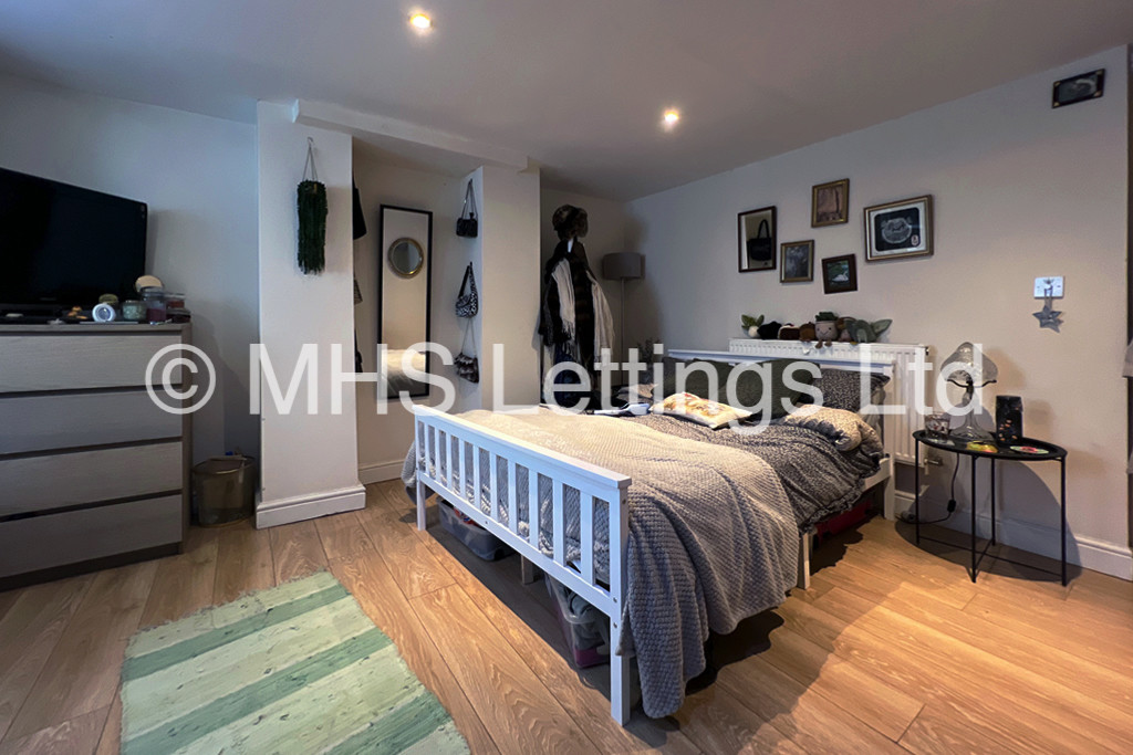 Photo of 6 Bedroom Detached House in 7 Pearson Terrace, Leeds, LS6 1HZ